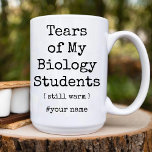 私の生物学の学生の涙がまだ温おもしろいかい マグカップ<br><div class="desc">この「Tears of My Biology Students Still Warm」コーヒーマグで、生物学先生の顔にスマイルを持ちおもしろい込む！ユーモアのセンスを持つ科学教育者に理想的な高品質このセラミックマグカップは、マイクロ波と食洗機の両方が安全で、日常使用に最適である。先生の感謝週間、誕生日、または感謝していあなたジェスチャーのギフトであるかどうか、このウィットなマグは彼らのコーヒーブレークにおもしろいのツイストを追加する。彼らの献身と懸命の仕事に対する感謝を示すユニークこの贈り物とよくはしゃぐ生物学の先生が愛するギフト！</div>