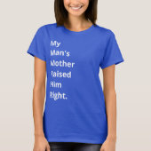 私の男の母親は彼を正しく育てた。おもしろい引用文 Tシャツ (正面)