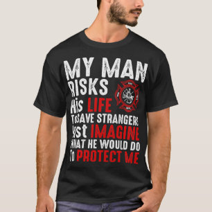 私の男は命の危険を冒して消防士の妻ガールフレンド Tシャツ