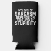 私の皮肉のレベルはあなたのストゥーピのレベルによって決まる スリム缶クーラー (正面)