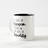私の皮肉のレベルは、あなたの愚かさのレベルによって決まる ツートーンマグカップ (正面左)