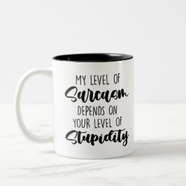 私の皮肉のレベルは、あなたの愚かさのレベルによって決まる ツートーンマグカップ