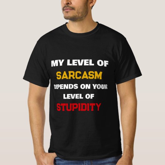 私の皮肉レベルはあなたの馬鹿さ加減次第 面白い Tシャツ (正面)