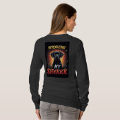 私の相棒を紹介します: ブラックラブラドールの肖像画 Tシャツ (裏面フル)
