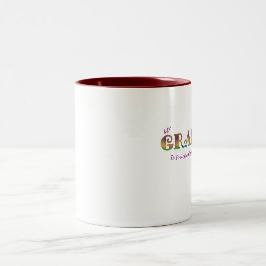 私の祖母はあらゆる方法で事実上完全…です ツートーンマグカップ (中央)