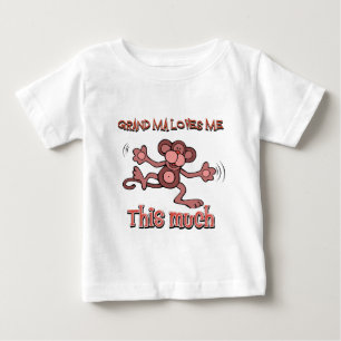私の祖母はこの私を大いに愛します ベビーTシャツ