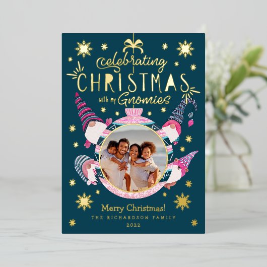 私の祝Gnomies家族の写真とクリスマス 箔シーズンカード (立ち正面)