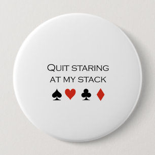 私の積み重ねのTシャツを凝視するQuit 缶バッジ