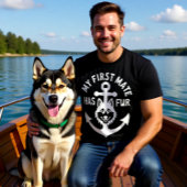 私の第一水夫は毛むくじゃら ボート 犬 ハスキー 船乗りのデザイン Tシャツ
