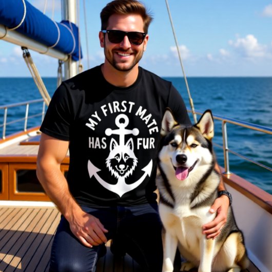 私の第一水夫は毛むくじゃら ボート 犬 ハスキー 船乗りのデザイン Tシャツ