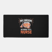 私の箒が壊れたので、私はナース面白いハロウィーン デスクマット (正面)