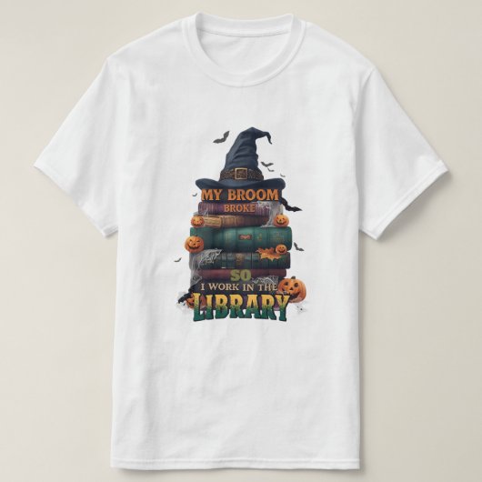 私の箒が壊れたので、私は図書館で働いている – Funn Tシャツ (デザイン正面)