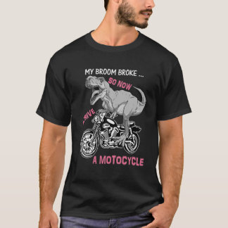 私の箒が壊れて今はバイクでT走おもしろいる Tシャツ