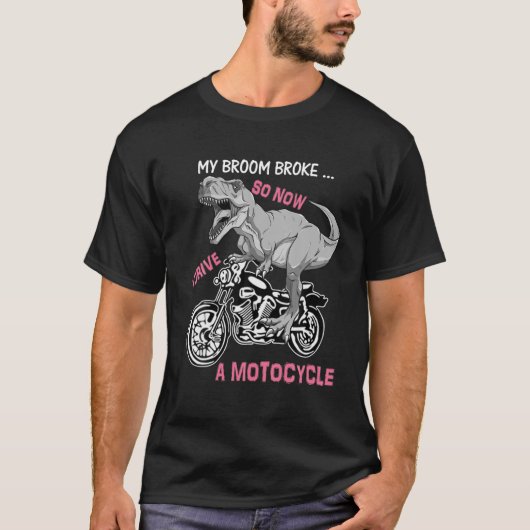 私の箒が壊れて今はバイクでT走おもしろいる Tシャツ (正面)