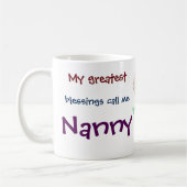 私の素晴らし恵みは私をナニーコーヒーマグと呼ぶ コーヒーマグカップ (左)