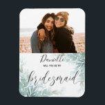 私の素朴花嫁のメイド・グリーンの結婚世話を マグネット<br><div class="desc">このユーカリエレガントカリデザインは完璧な花嫁提案カードを作る。このカードは、あなたの特別な機会を補完する'オン傾向'セージ緑のカラーパレットと。自分の写真と名前を追加するだけで、文房具が作成されユニークる。</div>