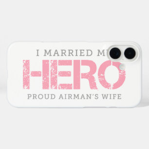 私の結婚したヒーロー – Airman's Wife iPhone 16 Plusケース