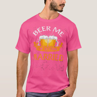 私の結婚する男友達への面白いプレゼント 新郎 バッチ Beer Me Ix27m Getting M Tシャツ