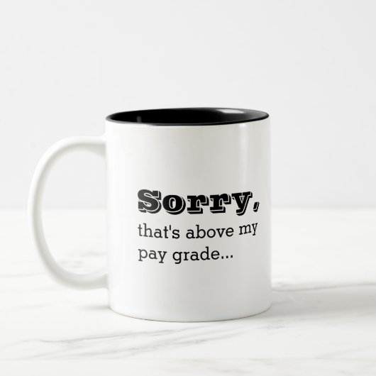 私の給与等級の仕事のジョークを超えておもしろいごめんね ツートーンマグカップ (左)