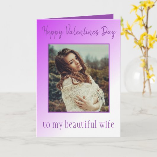 私の美しい妻へ：紫のバレンタインの写真 カード (黄色い花)