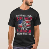 私の義理の娘は軍人の母誇りを持ったである Tシャツ (正面)
