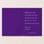 私の義理の娘への母の幸せな日パープルと 箔カード (内部)