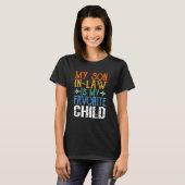 私の義理の息子は私のお気に入りの子供だおもしろい – 母 Tシャツ (正面フル)