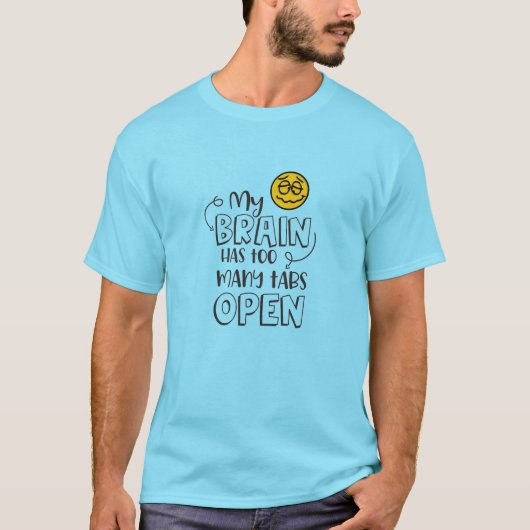 私の脳はタブが多すぎてTシャツを開けない Tシャツ (正面)
