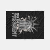 私の自由の女神ではないアンチトランプ フリースブランケット (正面(横))