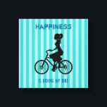 私の自転車に乗って幸せ – サイクリストのシルエット キャンバスプリント<br><div class="desc">タイポグラフィデザインは幸せが私の自転車に乗っていると言う。かわいいレトロなグラフィックイラストレーション。ポニーテールの女性のシルエット、ドレスを着て自転車に乗る。背景は明るい色と暗い色ストライプのを交互に付けたターコイズブルーのパターン。</div>