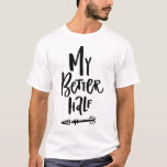 私の良いハーフハンドは彼と彼女離れの矢印をレット Tシャツ<br><div class="desc">ハンドレユニークター引用文「マイベター半分」を使用した可愛いシャツ。マッチするシャツが用意されている。これは完璧なアニバーサリーギフトとバレンタインデーのギフトになる。</div>