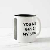 私の芝生を離れて得て下さい ツートーンマグカップ (正面右)