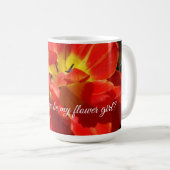 私の花になる赤いチューリップの花 コーヒーマグカップ (正面右)