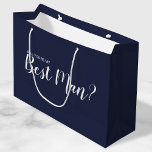 私の花婿介添人?スクリプモダントNavy Blue ラージペーパーバッグ<br><div class="desc">「私の花婿介添人か？」 スクリプモダントNavy Blue花婿介添人提案書抱き枕ネイビーの背景に白いスクリプトのフォントスタイルで「あなたは私の花婿介添人になってくれるのモダンか？」の言葉を特集。</div>