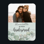 私の花嫁の緑エレガントの水色は? マグネット<br><div class="desc">このカスタマイズエレガントセージ緑ユーカリ設計プロポーザルのカード。柔らユニークかな緑の背景に配置された水色を使って作られたオリジナルのアートワークと水彩作品。あなたがする必要があるすべては、あなたの写真を追加することであり、あなたの提案された花嫁メイドと彼女の名前と永遠に大切にするカードを持っている。</div>