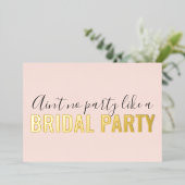 私の花嫁介添人でおもしろいはブライダルパーティピンク 箔招待状 (立ち正面)