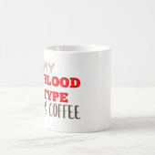 私の血液型はコーヒーおもしろい引用文 コーヒーマグカップ (中央)
