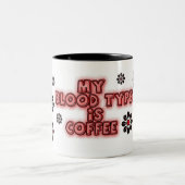 私の血液型はコーヒーです ツートーンマグカップ (中央)