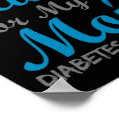 私の衣服ブルーのためのお母さん糖尿病認識度リボン ポスター (角)