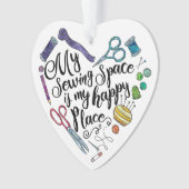 私の裁縫の宇宙は私の幸せな場所のオーナメントです オーナメント (正面)
