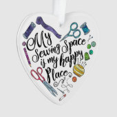 私の裁縫の宇宙は私の幸せな場所のオーナメントです オーナメント (正面)