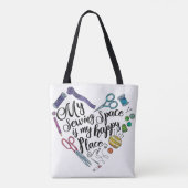 私の裁縫の宇宙は私の幸せな場所のトートバックです トートバッグ (裏面)
