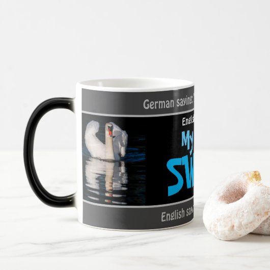 私の親愛白鳥 – 間抜けドイツ語翻訳！ モーフィングマグカップ (ドーナツ)