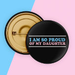 私の誇りを持ったトランスジェンダー娘の母のパパ親 缶バッジ<br><div class="desc">私はトランスジ誇りを持ったェンダーの娘だ。プライド旗の青、ピンク、白のトランス女性の母親のための美しいトランスジェンダーの親のサポートボタン。彼ら素晴らしが彼らの移行について話した後、常に彼らを愛していることを子供に示す方法。</div>