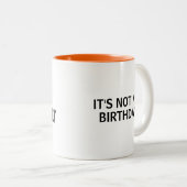 私の誕生日ではない ツートーンマグカップ (正面右)