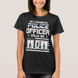 私の警お気に入りの察官が私をMOM USA旗Cと呼ぶ Tシャツ