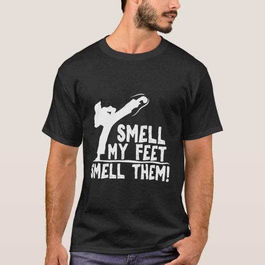 私の足の匂いを嗅ぐ空手おもしろい武術芸術 Tシャツ (正面)
