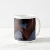 私の足を離れて土を舐めて下さい! コーヒーマグカップ (正面右)