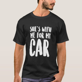 私の車のために彼女は私と一緒にいます Carsotal Basics ファミリー Tシャツ