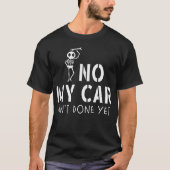 私の車はまだスケルトン車のガレージおもしろいを行っていない Tシャツ (正面)